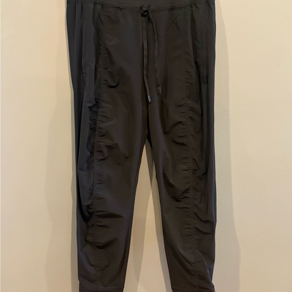 *GENTLY WORN* Women's Athleta Size 10P Attitude Mid Rise Jogger